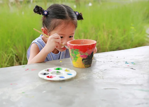 Intend Asiatique Enfant Fille Peinture Sur Terre Cuite Plat — Photo