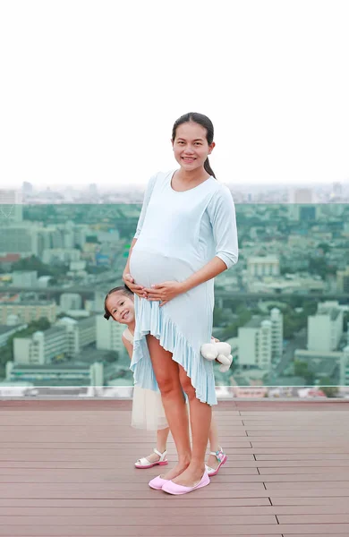 Ευτυχισμένος Ασίας Κοριτσάκι Έγκυο Μητέρα Ταράτσα Κτιρίου — Φωτογραφία Αρχείου