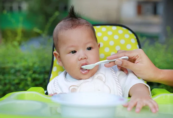 首次喂养婴儿食品 — 图库照片