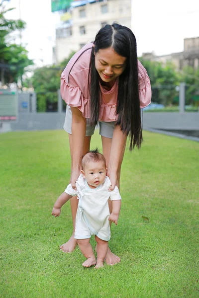 Ασιατικές Μητέρα Μαθαίνοντας Βρέφος Μωρό Περπατάει Πρώτα Βήματα Στον Κήπο — Φωτογραφία Αρχείου
