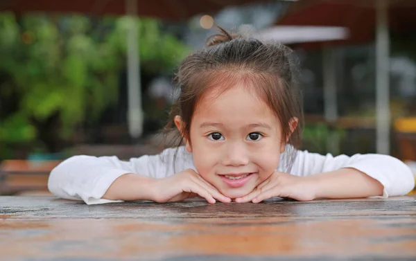 Usměvavá Holčička Asijské Dítě Ležící Dřevěný Stůl Vypadající Fotoaparát — Stock fotografie
