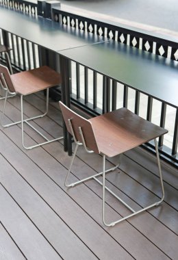 Uzun ahşap masa sandalye açık kafe ile.