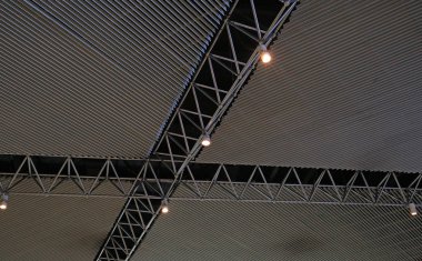 Bir koridor tavanında ışıklandırma