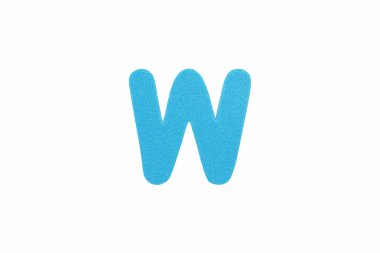 Alfabe harf W sembolü sünger Beyaz arka plan üzerinde izole kauçuk.