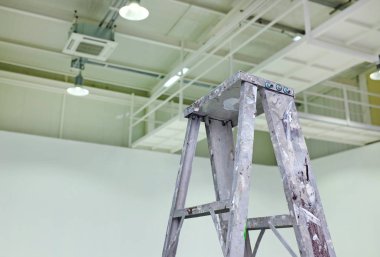 Kirli Alüminyum merdiven konferans salonunda.