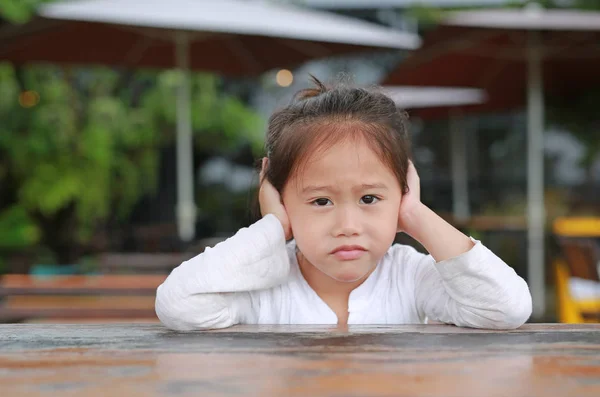 Bedårande Liten Asiatiska Barn Flicka Uttryckte Besvikelse Eller Missnöje Trä — Stockfoto