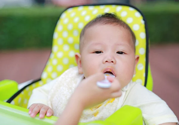 Close Bebê Bebê Menino Alimentando Comida Cadeira Criança Jardim — Fotografia de Stock