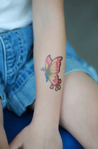 Pillangó Matrica Gyermek Kezét Tetoválás Öltöztetős — Stock Fotó