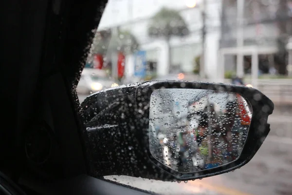 Krople Deszczu Lusterko Wsteczne Samochodu Poza — Zdjęcie stockowe