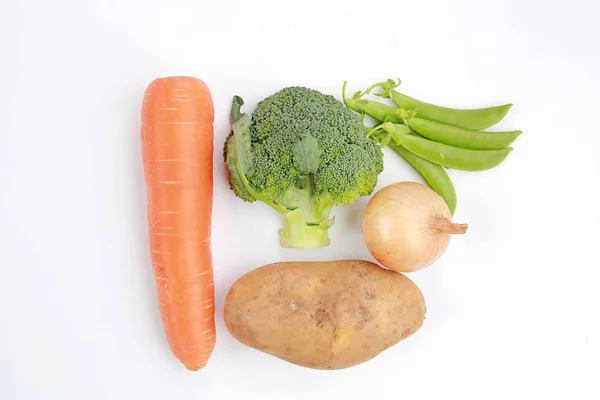 Φρέσκα Λαχανικά Άσπρο Φόντο Μπρόκολο Καρότο Κρεμμύδι Πατάτα Και Γλυκό — Φωτογραφία Αρχείου