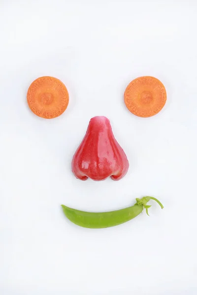 白に野菜や果物から笑顔の顔を食べて健康的です — ストック写真