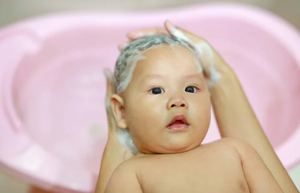 Asian Newborn Having Bath Mother — Stock Photo, Image