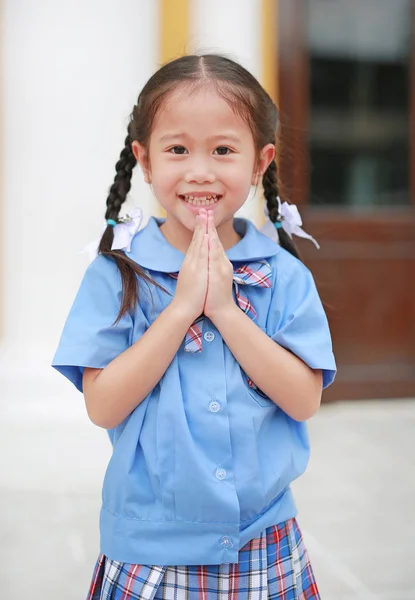Adorable Trochę Azjatyckie Dziewczyny Szkolny Mundurek Jest Zapłacić Szacunek Wai — Zdjęcie stockowe