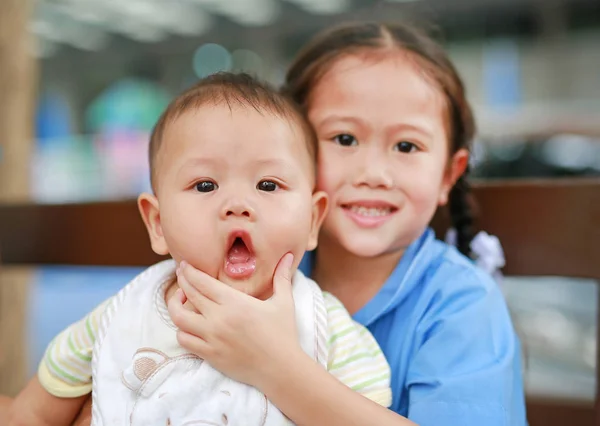 Portret Van Aziatische Zus Speelt Met Haar Kleine Broertje — Stockfoto