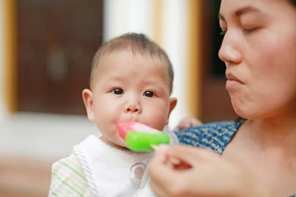 Asiático Mãe Dando Sorvete Para Pequeno Menino — Fotografia de Stock