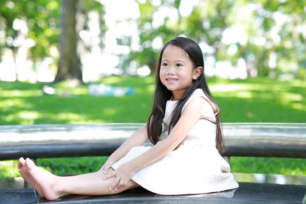 Retrato Feliz Pouco Ásia Criança Menina Sentado Banco Ensolarado Verde — Fotografia de Stock
