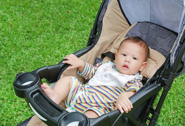 Miesięcy Mały Chłopiec Azjatyckich Dziecko Siedzi Wózku Zielonym Ogrodzie — Zdjęcie stockowe
