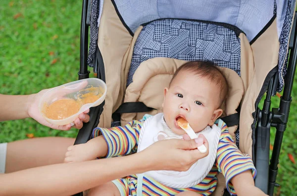 Close Moeder Handen Voedsel Voor Baby Voeden Met Kinderwagen Groen — Stockfoto