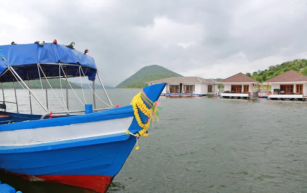 Thai Hajóval Lebeg Folyó Bungalók Úszó Folyón Kanchanaburi Thaiföld — Stock Fotó