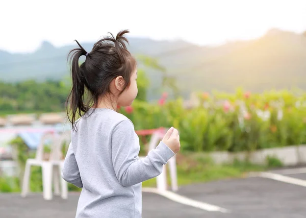 Tampilan Belakang Gadis Kecil Asia Anak Taman Alam Pagi Hari — Stok Foto