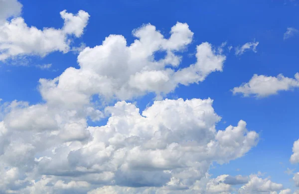 Awan Bengkak Pada Latar Belakang Langit Biru — Stok Foto