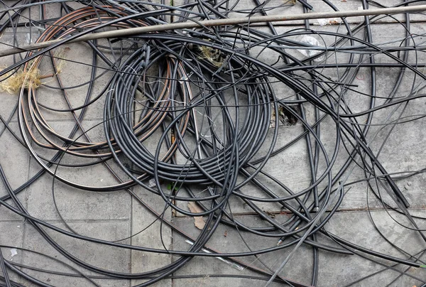 许多混乱的电线在地面上 — 图库照片