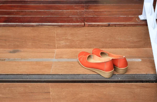 Πορτοκαλί Δερμάτινη Γυναικεία Παπούτσια Τοποθετήστε Ξύλινη Σκάλα — Φωτογραφία Αρχείου