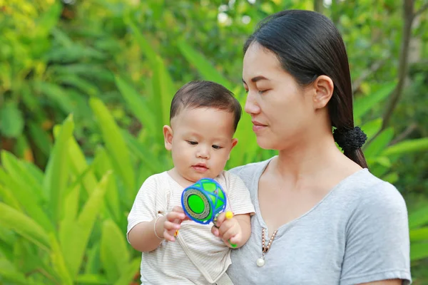 Ibu Muda Asia Membawa Bayi Laki Lakinya Dan Bermain Mainan — Stok Foto
