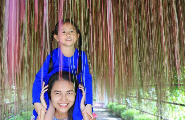 Счастливые Мать Дочь Азии Красивым Корнем Дерева Банянь — стоковое фото