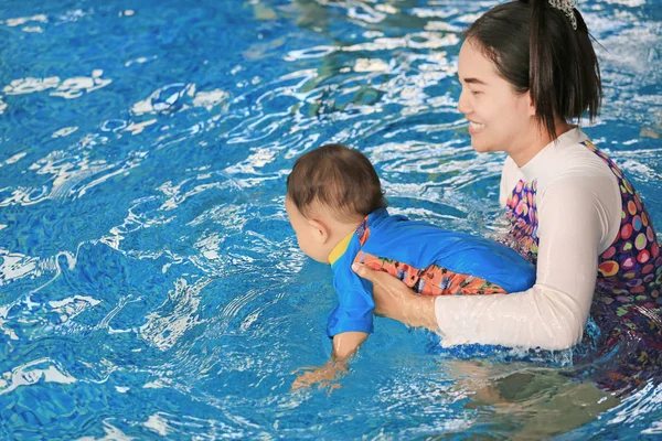 Familia Feliz Mamá Enseñando Bebé Niño Piscina —  Fotos de Stock