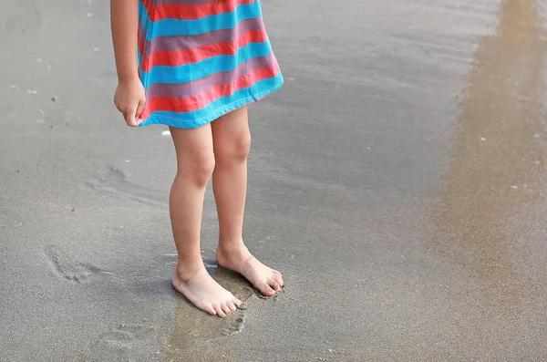 Küçük Çocuk Kız Sahilde Elbise Ayakta Bacaklar — Stok fotoğraf