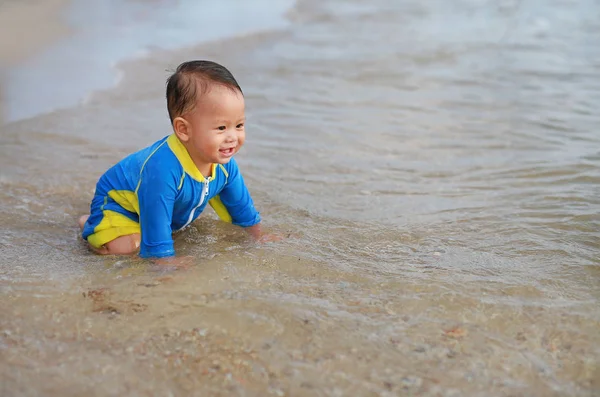 Anak Laki Laki Berbaju Renang Yang Senang Bermain Ombak Laut — Stok Foto