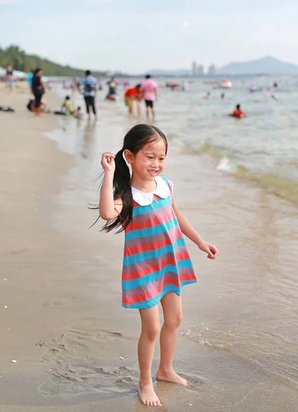 Vacker Liten Asiatiska Barn Flicka Sandstranden — Stockfoto