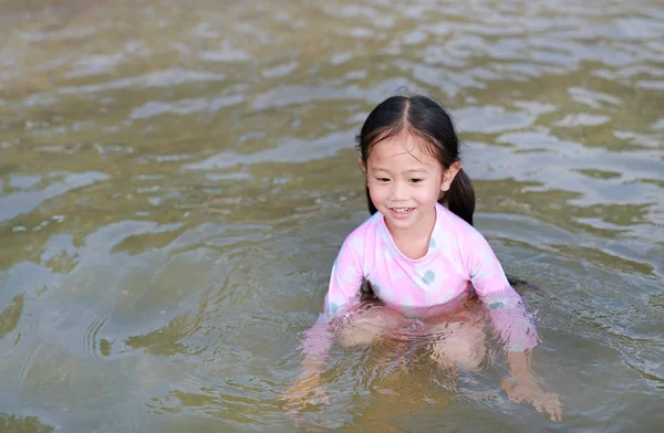 Glücklich Kleine Asiatische Mädchen Badeanzug Spielen Wasser Einem Meer — Stockfoto