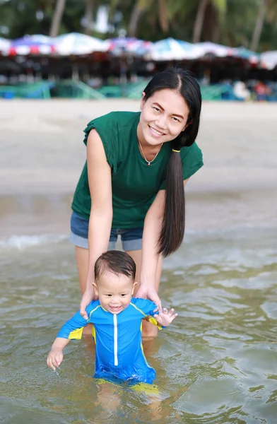 Potret Bayi Laki Laki Bermain Air Laut Dengan Ibu Memegang — Stok Foto