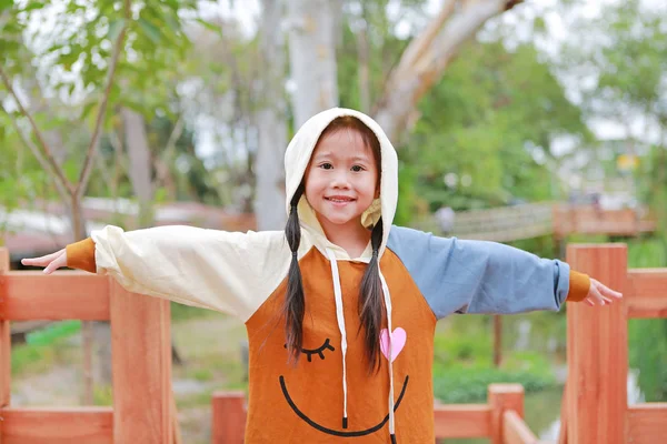 Retrato Pequena Menina Asiática Capuz Cabeça Roupas Quentes Braços Abertos — Fotografia de Stock