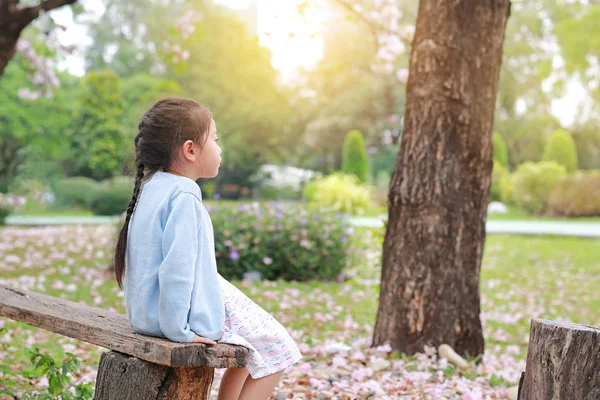 Friedliches Kleines Mädchen Sitzt Auf Holzklotz Sommergarten Mit Blick Auf — Stockfoto
