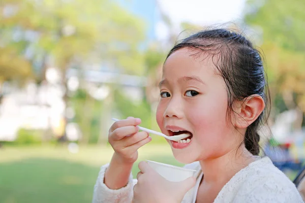 Szczegół Mały Azjatycki Dziecko Dziewczynka Jedzenie Jogurt Parku — Zdjęcie stockowe