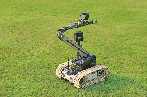 绿草场炸弹探测与处理机器人 — 图库照片