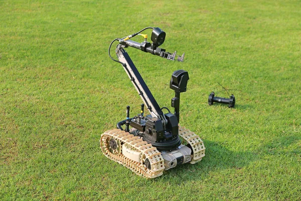 Robot Detección Eliminación Bombas Campo Hierba Verde — Foto de Stock