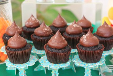 Tuz ve şeker buzlanma ile çikolatalı kek