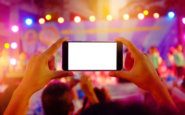 Hareket eden bir smartphone holding eller boş beyaz ekran ile renkli canlı konser kayıtları.