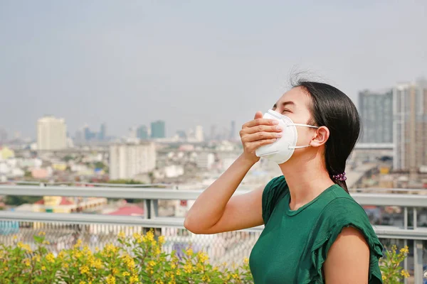 Fiatal Ázsiai Levegőszennyezés Elleni Védelem Maszkot Visel Bangkok Városában Thaiföld — Stock Fotó