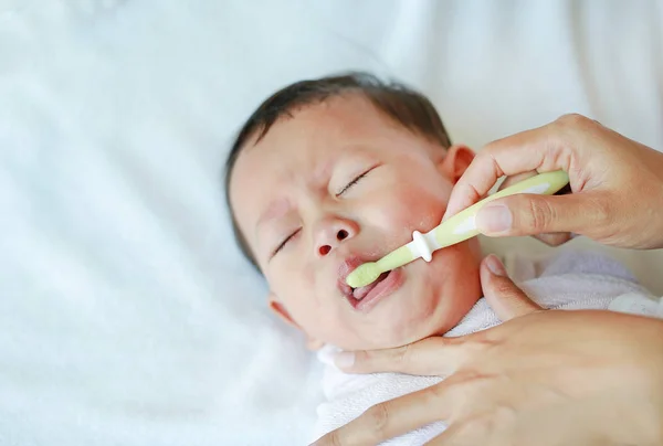 Közelkép Anya Kezét Tiszta Baby Fogak Nyelv Lágy Gumi Kefével — Stock Fotó