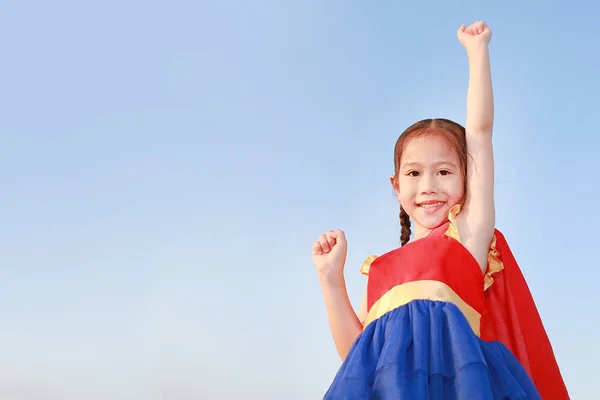 Malé Dítě Dívka Superhrdina Gestu Létat Jasně Modré Obloze Pozadí — Stock fotografie