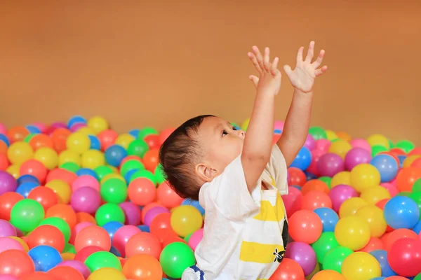 Bebé Niño Jugando Con Coloridas Bolas Plástico Patio — Foto de Stock