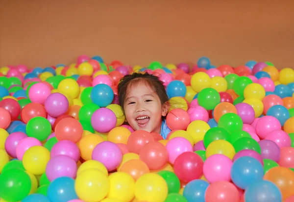 Heureuse Petite Fille Asiatique Jouant Avec Des Boules Plastique Colorées — Photo