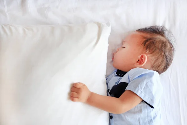 Zbliżenie Chłopca Spanie Łóżku Przytulanie Poduszkę — Zdjęcie stockowe