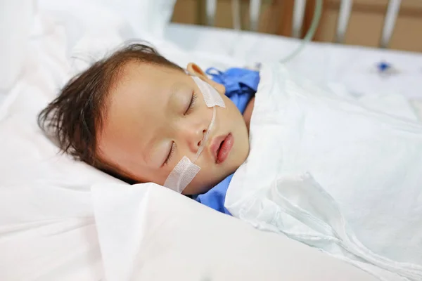 Niño Alrededor Año Edad Que Duerme Cama Del Paciente Con —  Fotos de Stock