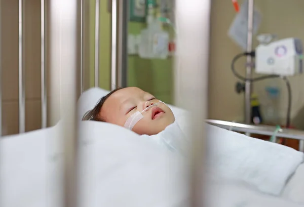 Babyjongen Met Ademhaling Tube Neus Ontvangen Medische Behandeling Intensive Care — Stockfoto